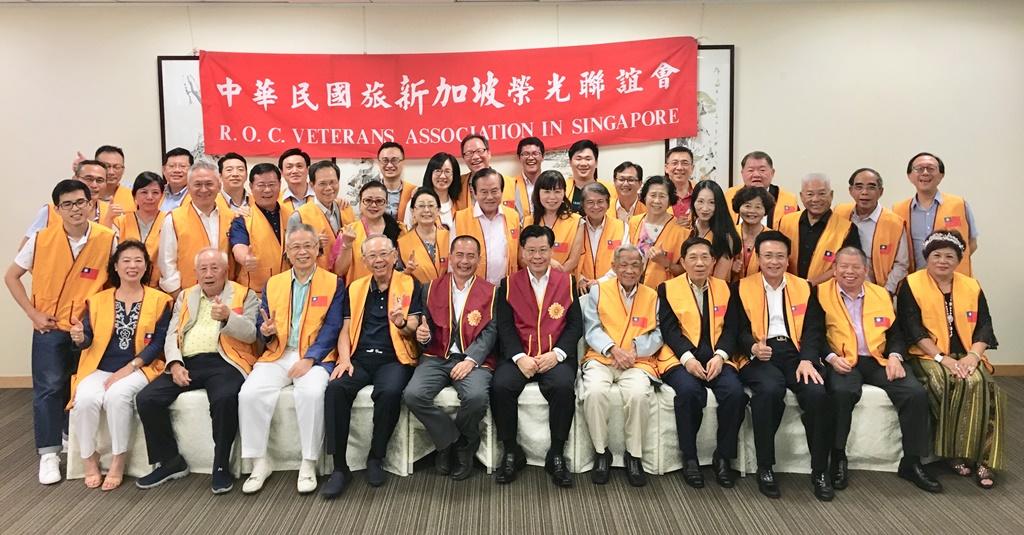 Group photo of Representative Francis Liang (front row, sixth from left) and members of the R.O.C. Veterans Association in Singapore. (2019/10/31)