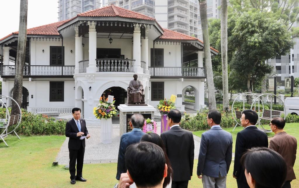 Representative Francis Liang delivering his address at the Memorial Ceremony to commemorate the 154th birth anniversary of ROC Founding Father Dr. Sun Yat Sen. (2019/11/12)