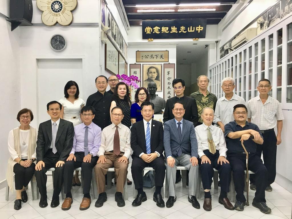 Group photo of Representative Francis Liang (front, fourth from right),  Mr. Loo Teck Ming (front, third from right), Chairman of the United Chinese Library and other VIP guests at the memorial service to commemorate Dr. Sun Yat Sen’s 154th  birth anniversary. (2019/11/12)
