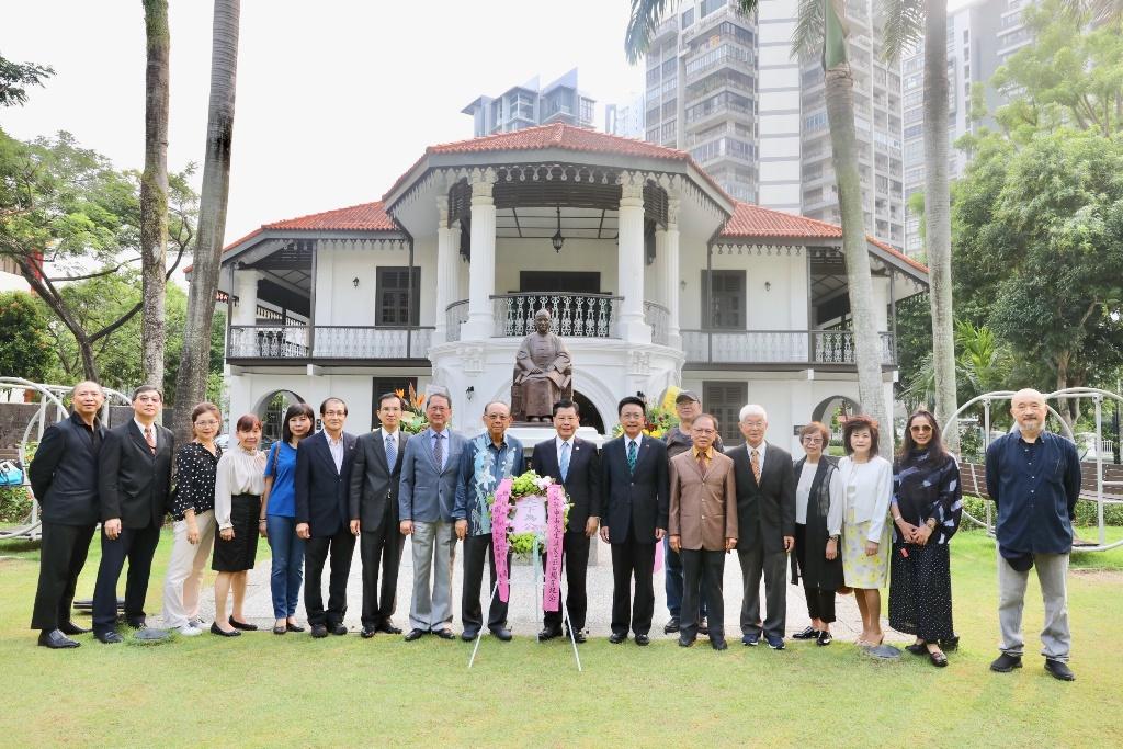 Group photo of Representative Francis Liang (tenth from left) and distinguished attendees at Wan Qing Yuan to commemorate the 154th  birth anniversary of ROC Founding Father Dr. Sun Yat Sen. (2019/11/12)