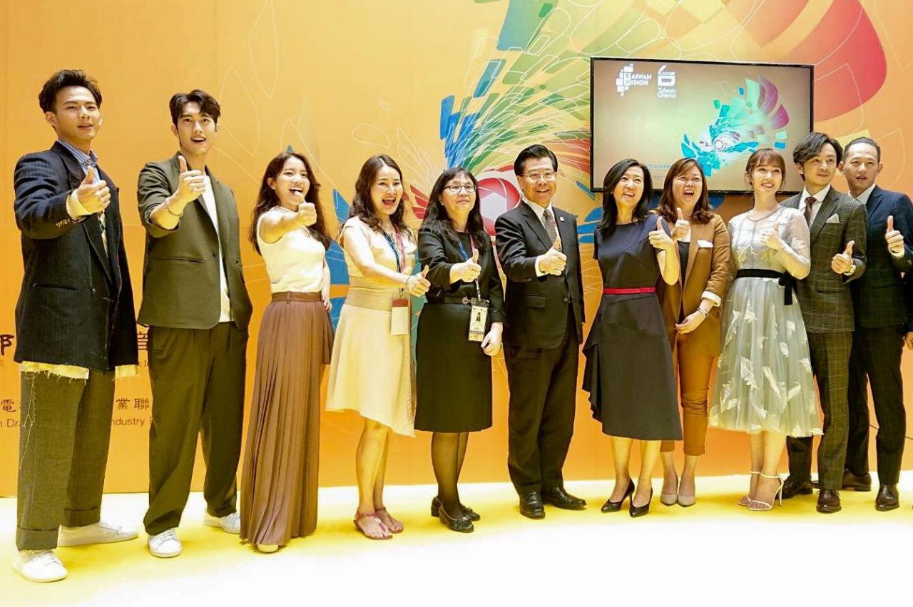 Representative Francis Kuo-Hsin Liang (center) with Ms. Chen Su-Man (fifth from left),  Head, Broadcasting Affairs Division of the ROC Bureau of Audiovisual and Music Industry Development,  Ms. Hu Ching-Fang (fifth from right), President, Taiwan Creative Content Agency, and participants at the Asia TV Market and Forum. (2019/12/4)