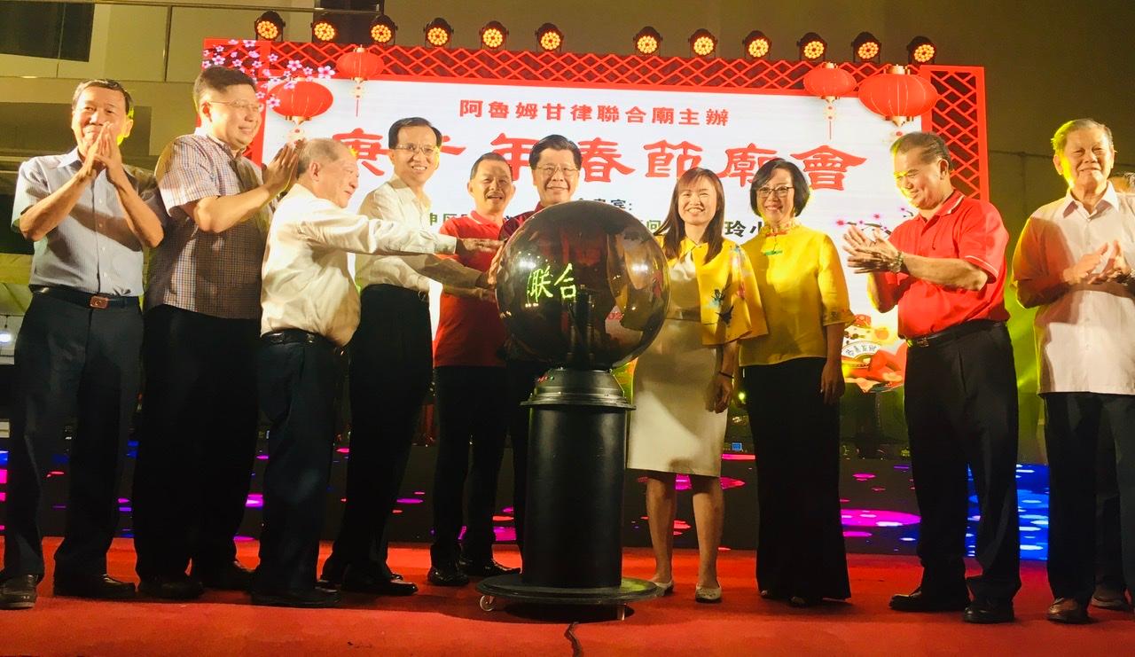 Representative Francis Kuo-Hsin Liang (fifth from right),  Deputy Representative Steven Tai (fourth from left), Singapore Member of Parliament Tin Pei Ling (fourth from right) and Mr. Lim Chwee Kim (fifth from left), chairman of the Lorong Koo Chye Sheng Hong Temple Association, at the launch of the Spring Light-up celebrations. (2020/01/22)