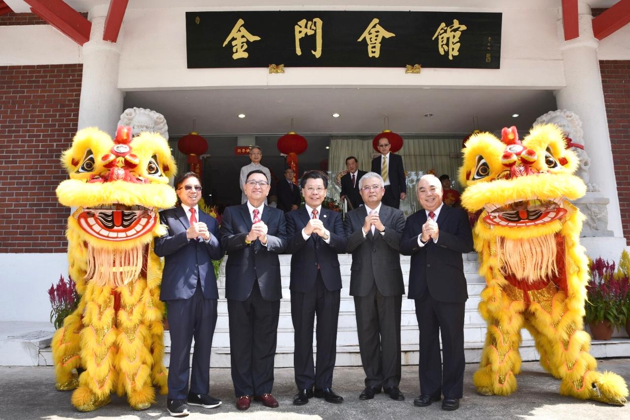 Representative Francis Liang (center), with Singapore Kim Mui Hoey Kuan’s President Mr. Chua Kee Seng (second from right), Vice President Mr. Tan Tock Han (second from left) and other VIPs at  the Mui Hoey Kuan’s Lunar New Year Gathering 2020. (2020/01/26)