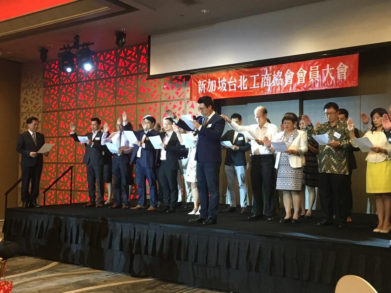 Representative Francis Liang (extreme left) presiding over the swearing-in of Mr. James Yang (front row, holding microphone), newly elected President and his executive committee members at the 2020 Inauguration Ceremony of the Taipei Business Association in Singapore. (2020/01/18)