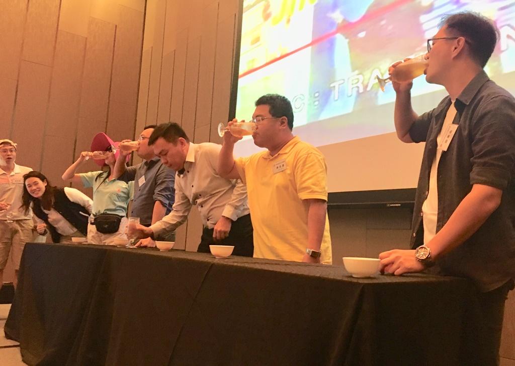 Beer drinking competition was a highlight at the Taipei Business Association’s Year-End Banquet cum Networking Session. (2019/12/27)