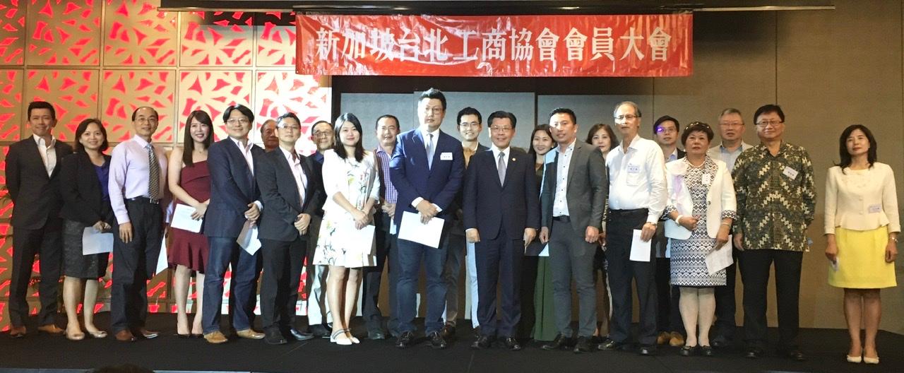 Group photo of Representative Francis Liang (front row, sixth from right) with the 17th executive committee of the Taipei Business Association in Singapore. (2020/01/18)
