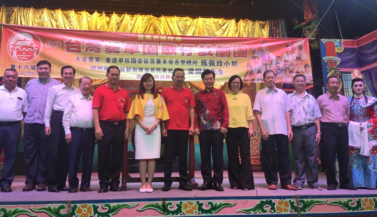 Group photo of Representative Francis Kuo-Hsin Liang (sixth from right), Deputy Representative Steven Tai (third from left), Singapore Member of Parliament Tin Pei Ling (sixth from left) and Mr. Lim Chwee Kim (seventh from left), chairman of the Lorong Koo Chye Sheng Hong Temple Association, at the close of the launch event for the Spring Light-up celebrations. (2020/01/22)
