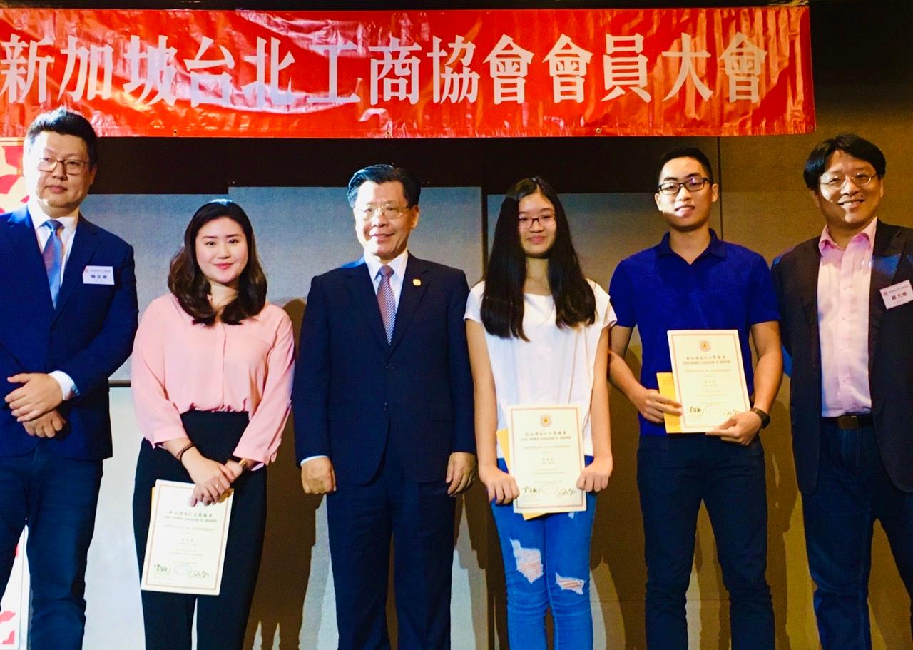 Group photo of Representative Francis Liang (third from left) with the 2019 scholarship award recipients. (2020/01/18)

