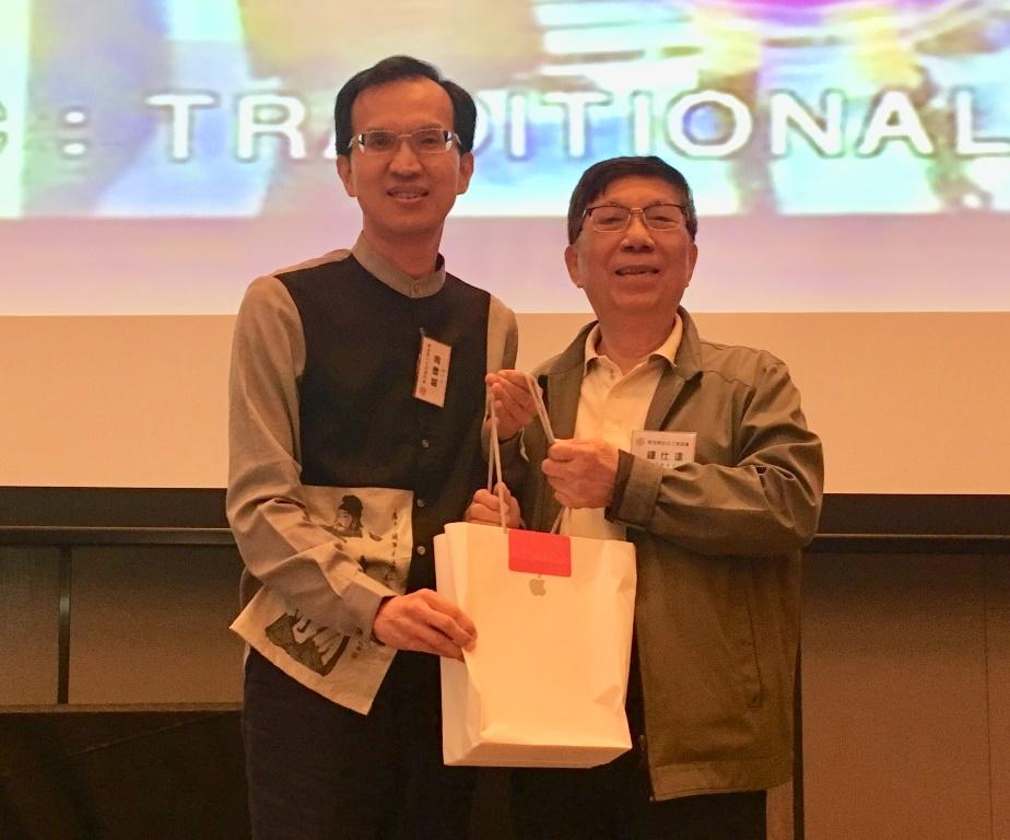 Deputy Representative Steven Tai (left) with Mr. Chung Shih Dah, one of the winners of the lucky draw at the year-end dinner (2019/12/27) 