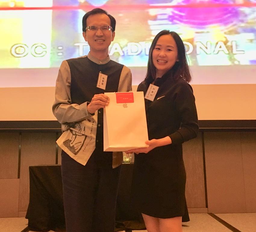Deputy Representative Steven Tai (left) with Ms. Phoebe Wang, one of the winners of the lucky draw at the year-end dinner. (2019/12/27)