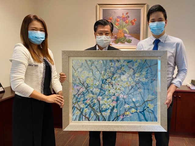 Mdm. Hsu (left) and Mr. Liong from the gallery of Authentic Art People, handling the artwork "National Flower" by the Taiwanese artist (Ri-Sheng Zeng) to Representative Liang (middle). (30/09/2020) 
