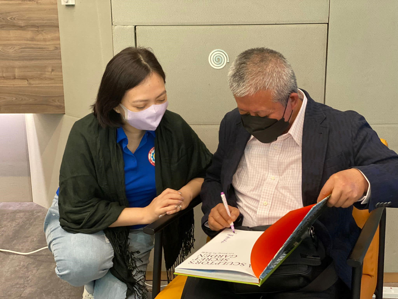 Sculptor Lee Kuang-Yu signing autographs for fans.