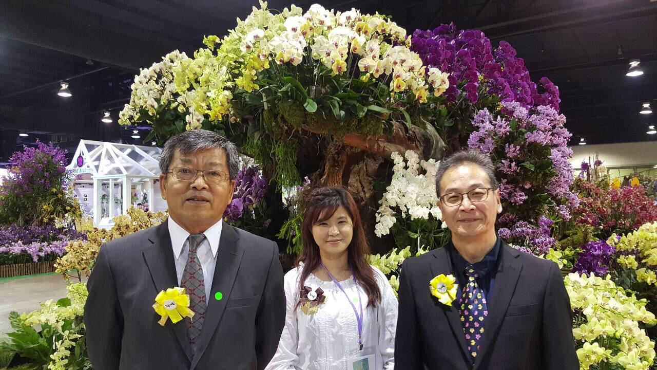  本處謝大使與台灣蘭花產銷發展協會與會代表於我國蝴蝶蘭展示攤 
  位前合影
