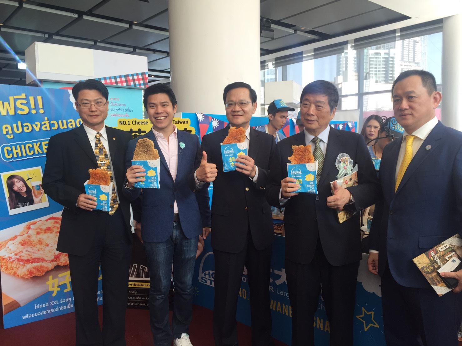 丁公使樂群及與會貴賓長榮航空總經理葉時忠、泰國臺灣商會聯合總會總會長劉樹添及泰國外商協會主席康樹德等於活動攤位前合影。