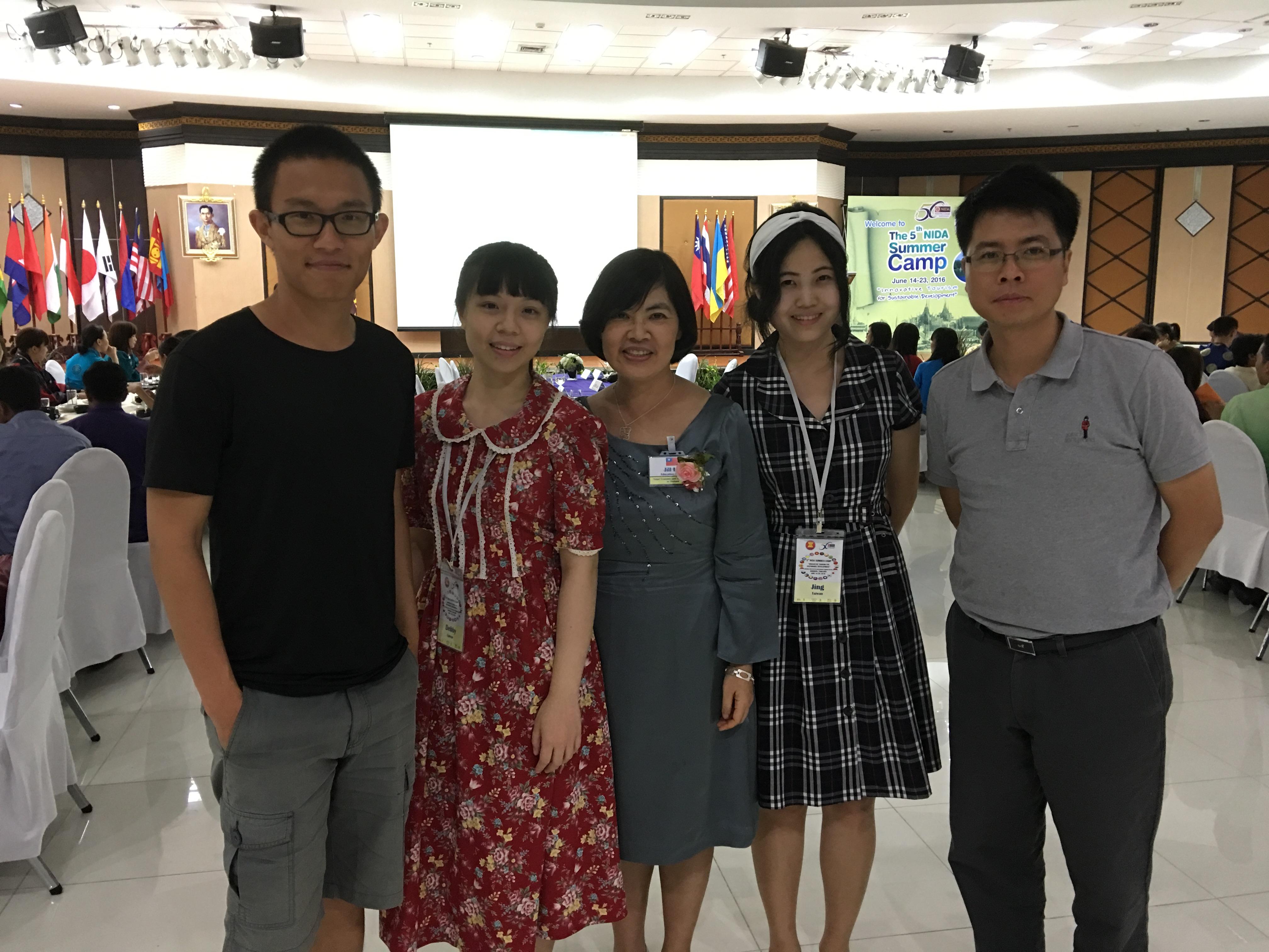 政治大學3名學生受邀參加泰國國家發展研究院(National Institute of Development Administration,簡稱NIDA)國際學生夏令營於歡迎晚會中與本處教育室及NIDA教授合影