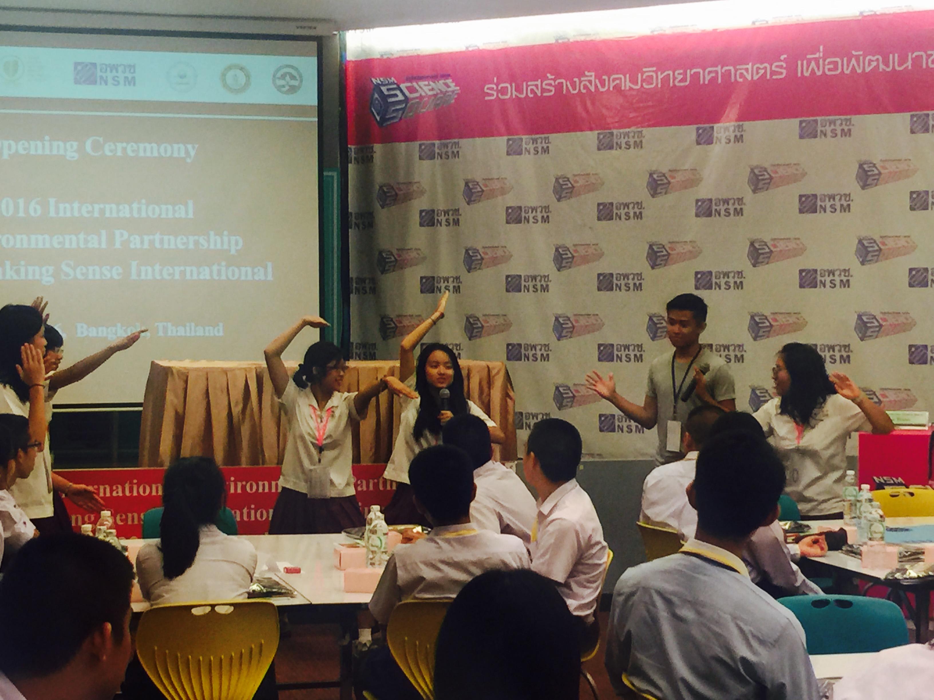 我國曉明女中學生與學生工作坊進行活動表演