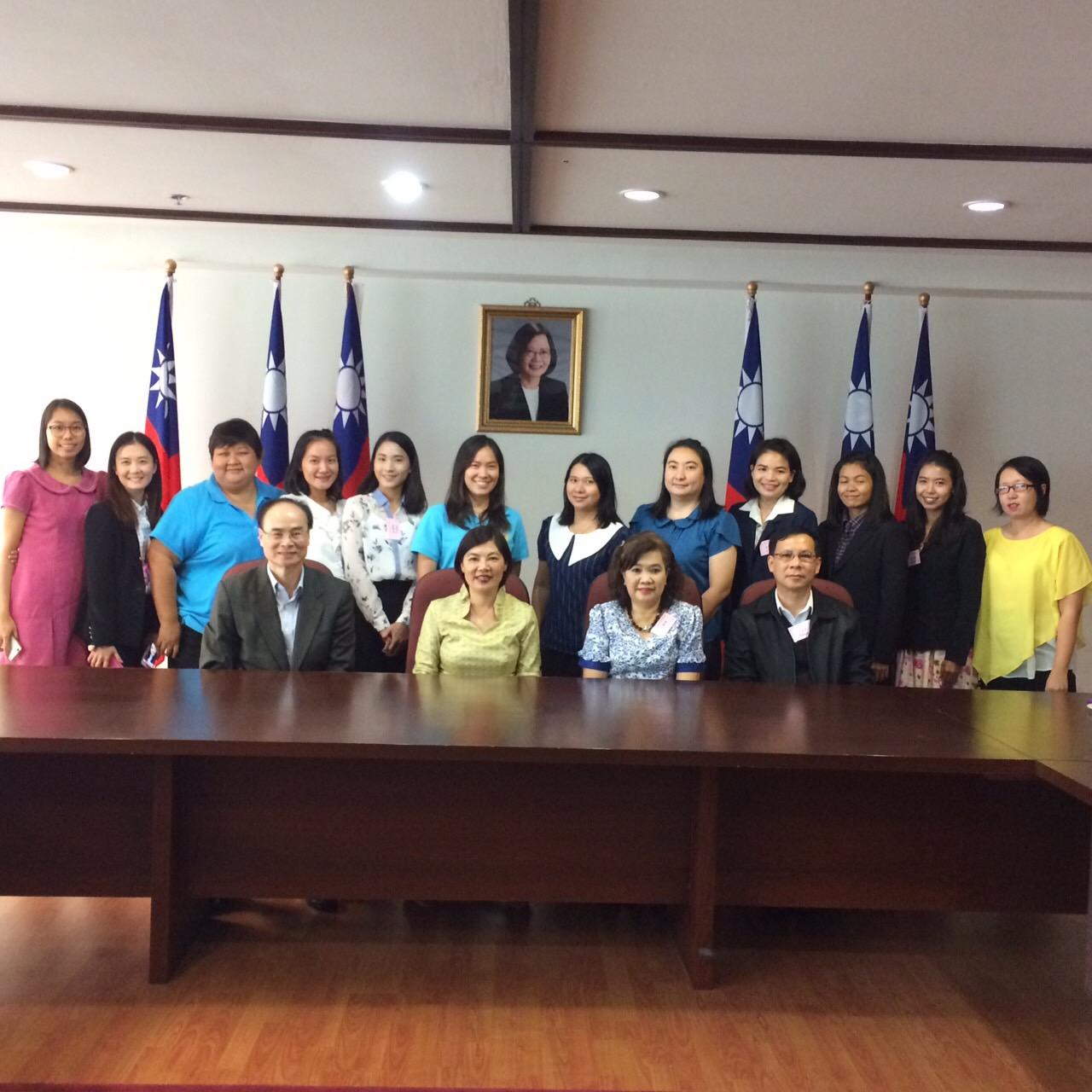 本處教育室、泰國私立教育署Yupa Rachu處長及12名參加說明會之泰國私立中小學華語教師合影
