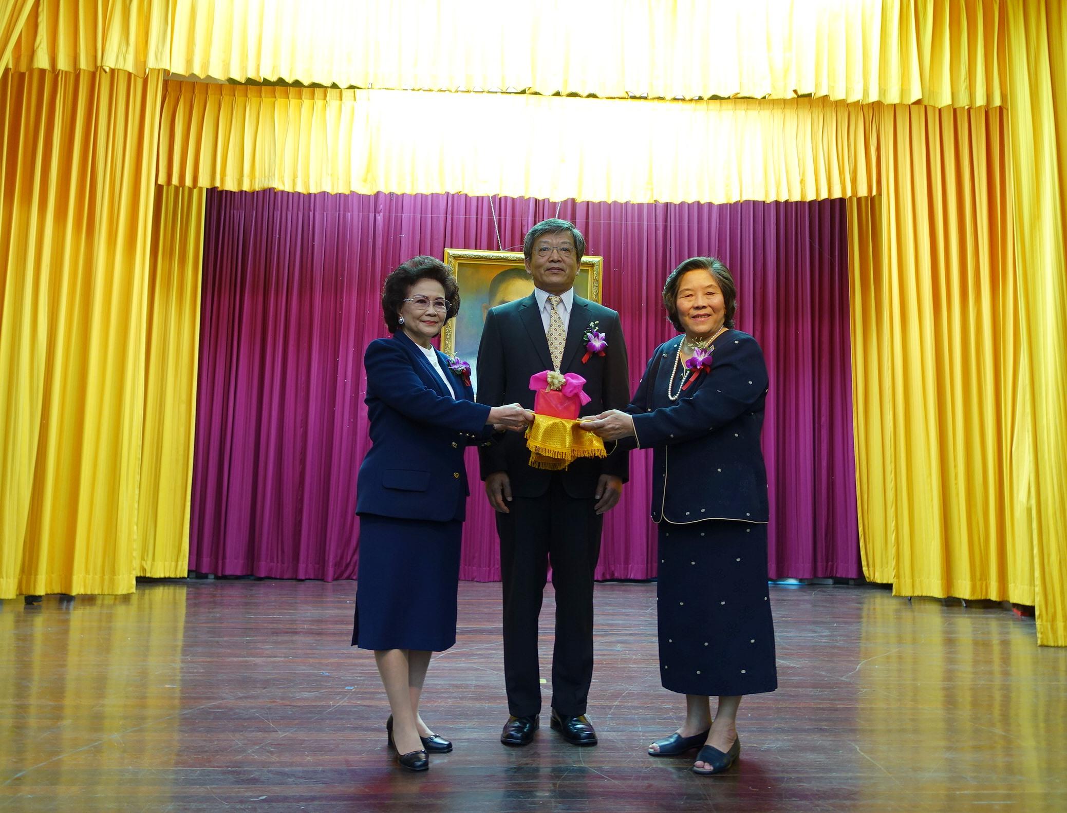 駐泰國代表謝武樵(中)見證卸任理事長蘇真娜(右)將印信交給新任理事長丘菁瑛(左)。