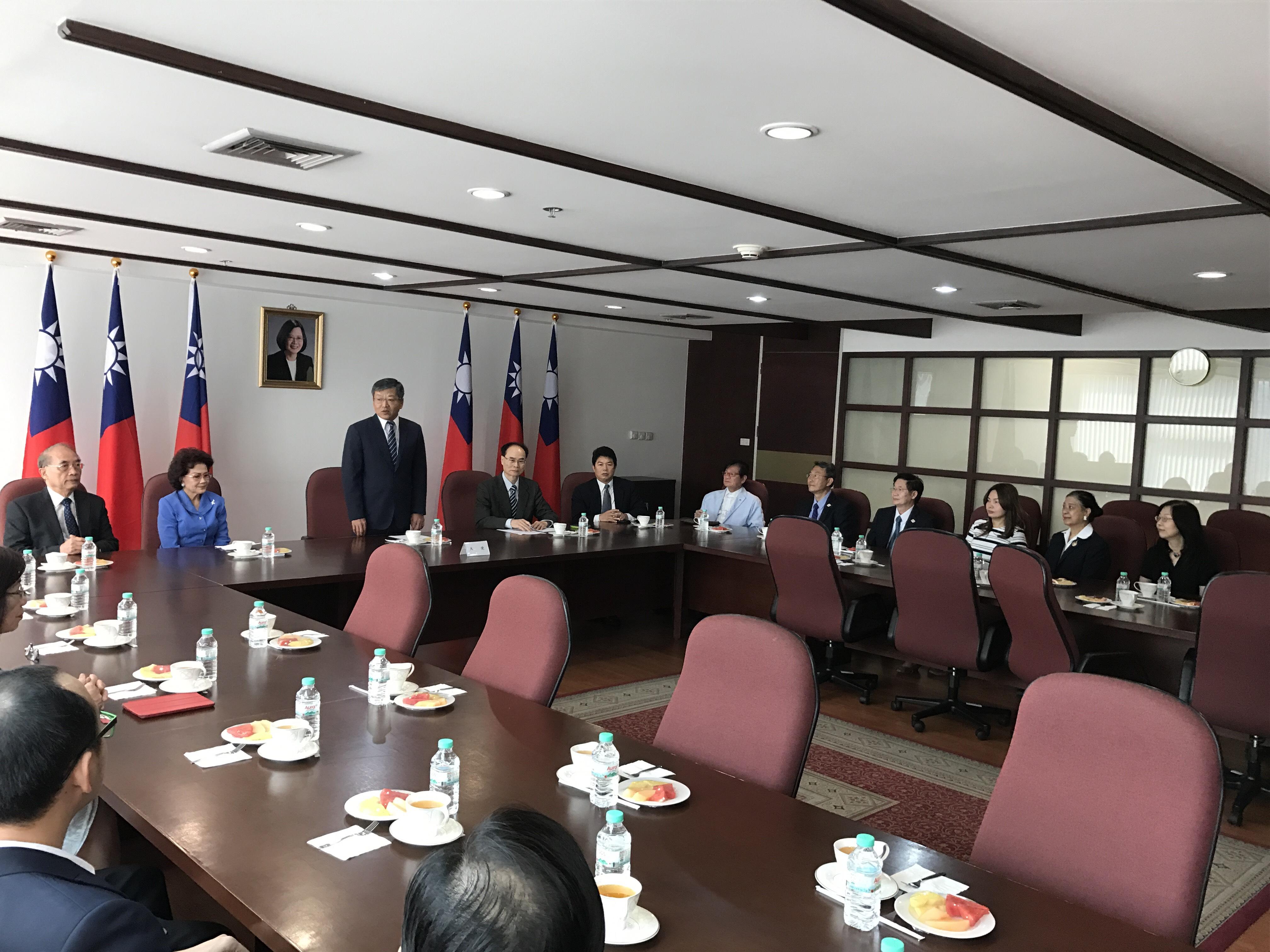 泰國中華會館第34屆理事會拜會駐泰代表處，謝武樵大使(站立者)致詞歡迎。