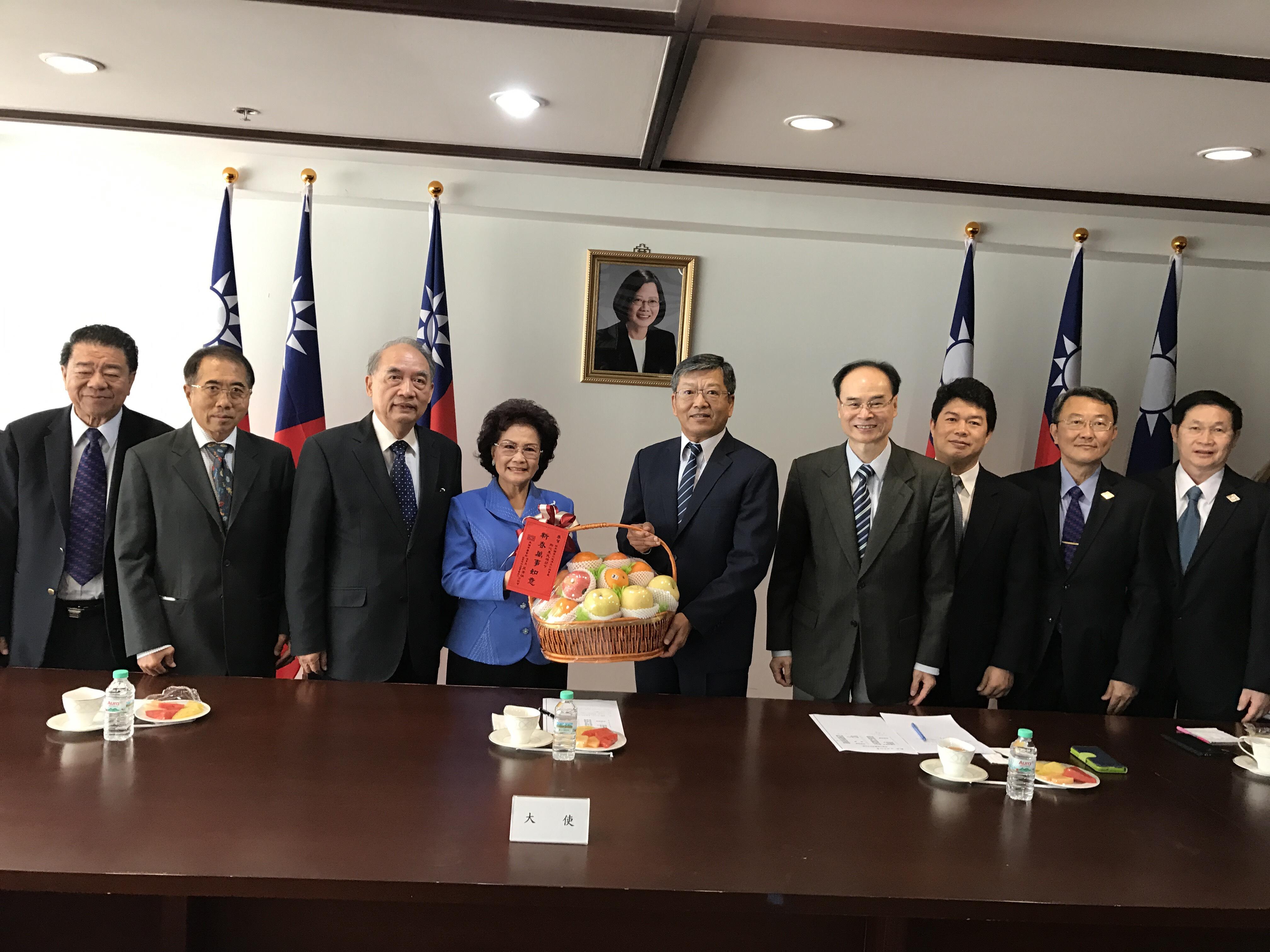  丘菁瑛理事長(左4)贈送精緻水果予謝武樵大使(中)，感謝僑委會及代表處對會館的支持及協助。右4為僑務組長盧景海。