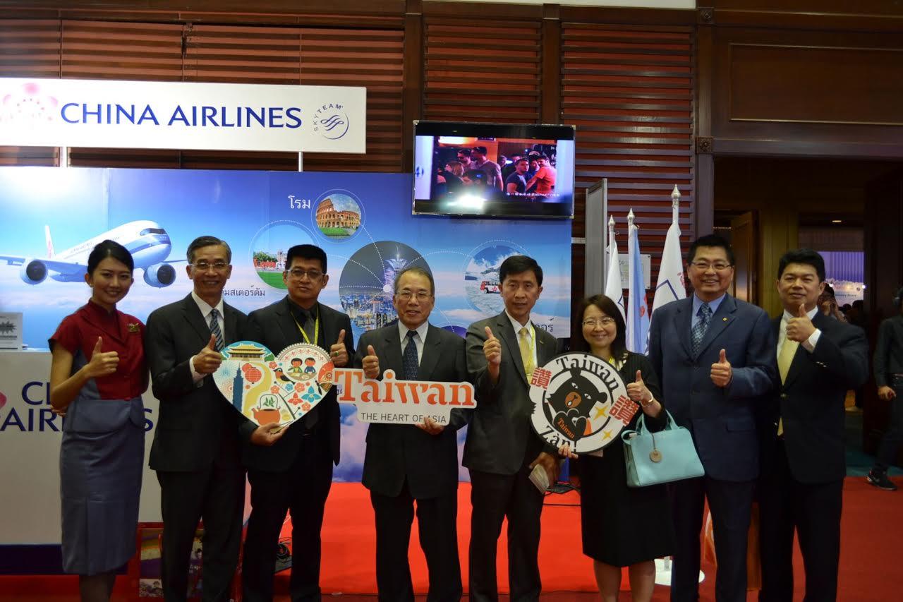 駐泰國代表處石公使於2月15日下午前往旅展會場參觀臺灣參展團攤位，慰問團員辛勞。