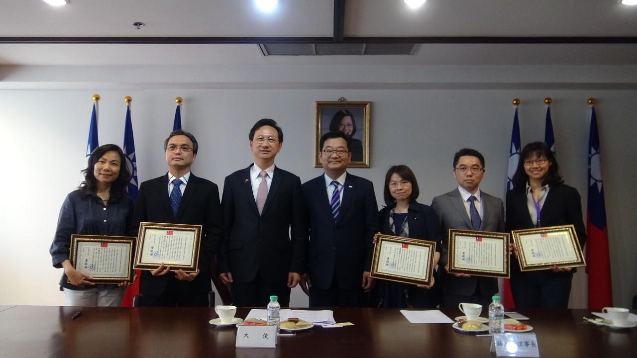 童大使與台泰法律義務諮詢平台律師代表合影