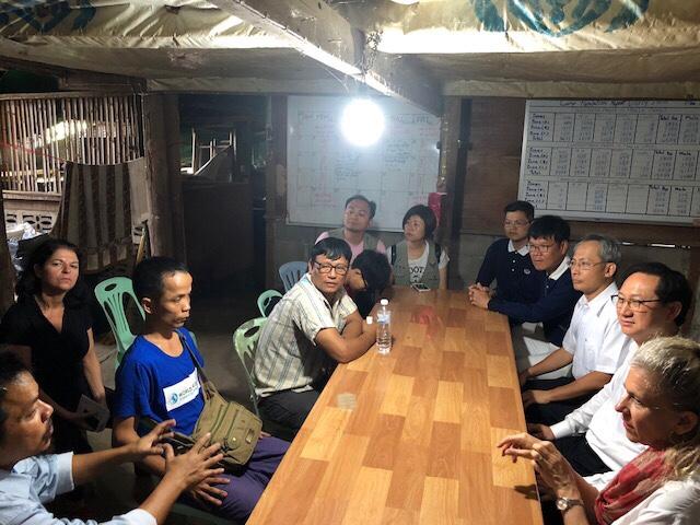 童大使與美拉難民營自治委員會幹部(對坐者)交換意見