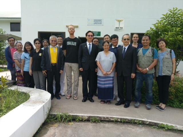 童大使(前排右5)率團拜會梅道診所，由診所創辦人Dr. Cynthia(前排右4)接待