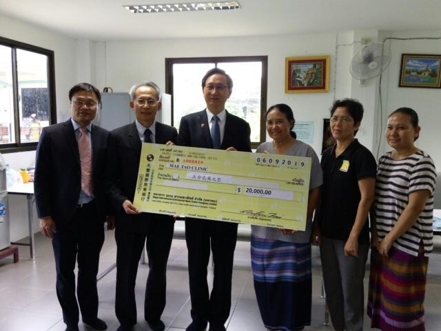 童大使(左3)代表臺灣政府捐贈梅道診所善款2萬美元
