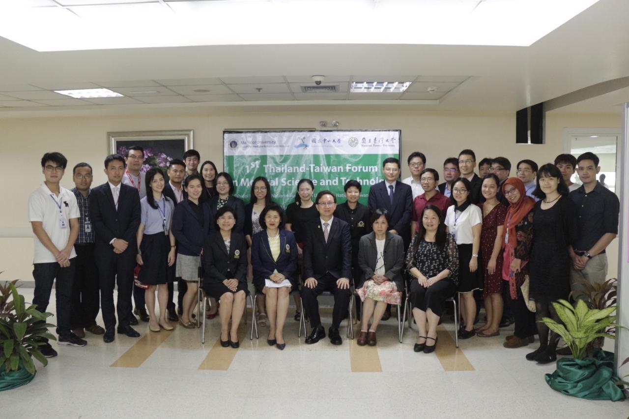 童振源代表(前排中)與馬希竇大學Ramathibodi醫學院轉錄醫學學程主任 Prof. Duangrurdee Wattanasirichaigoon (前排左一)、國際處主任 Prof. Sirintara Singhara Na Ayudhaya (前排左二)、國立中山大學生物醫學研究所薛佑玲所長 (前排右二)、國立台灣大學生命科學系丁照棣教授(前排右一) 及與會人員共同合影。

