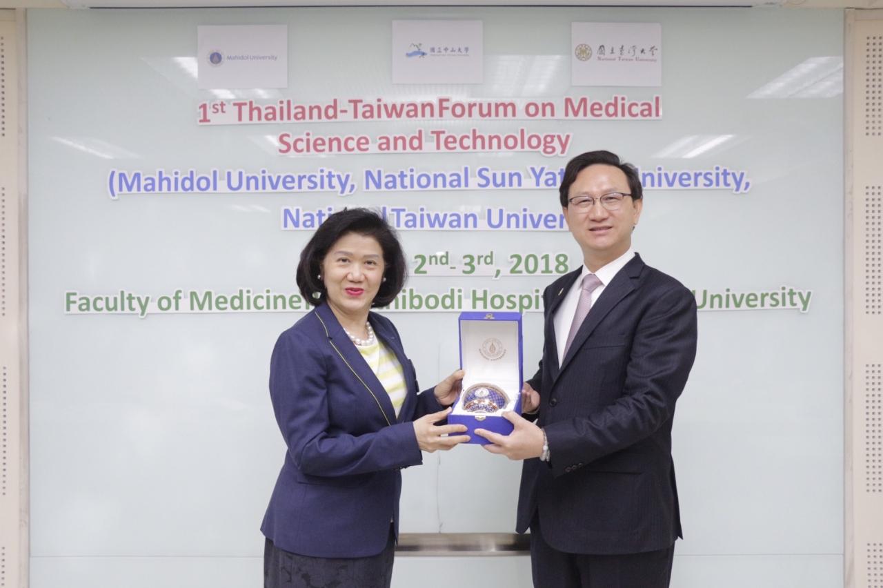 童振源代表接受馬希竇大學Ramathibodi醫學院國際長致贈紀念品

