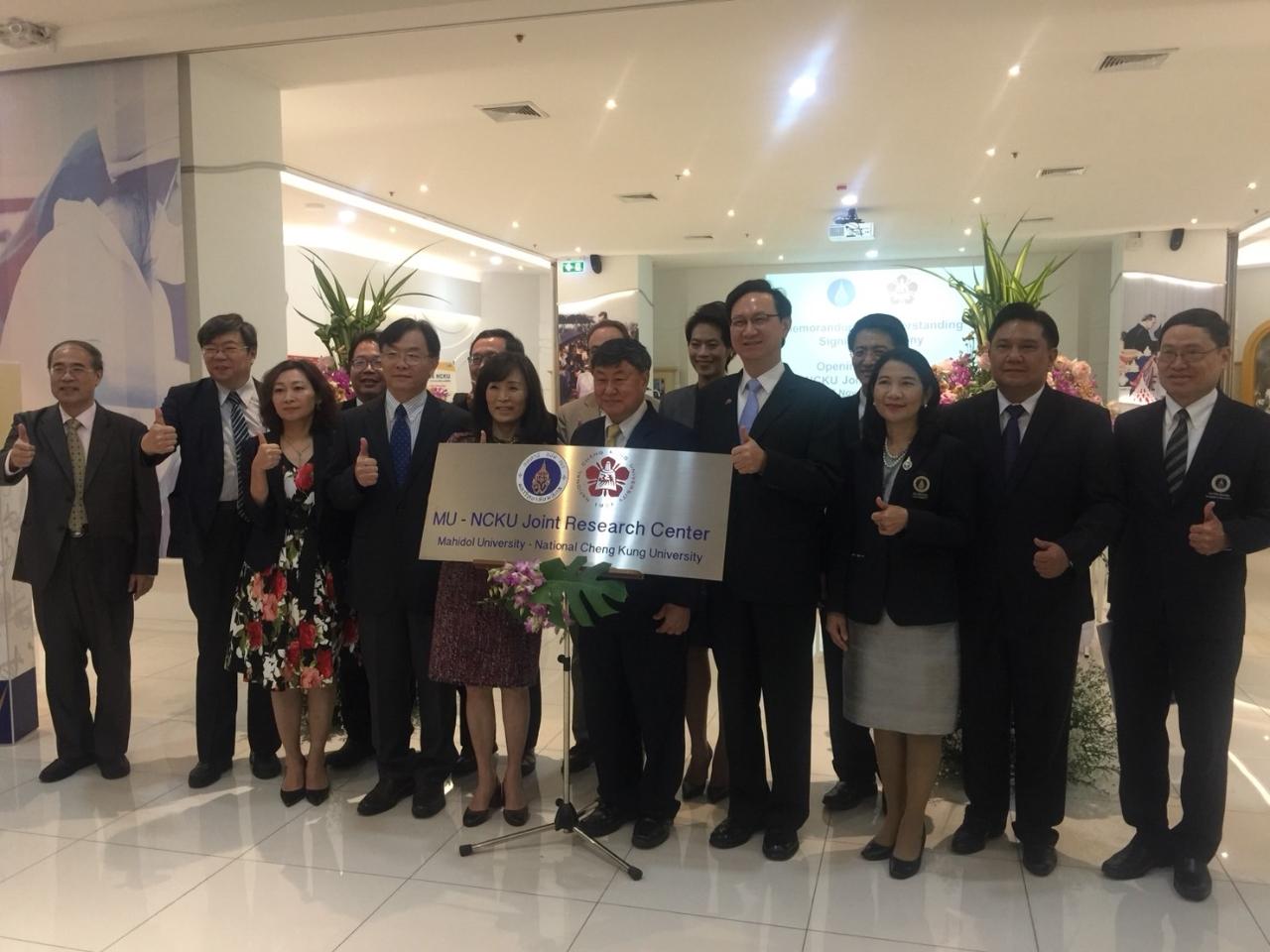 成功大學蘇慧貞校長、馬希竇大學校長Banchong Mahaisavariya、駐泰代表處童振源代表及兩校參與老師