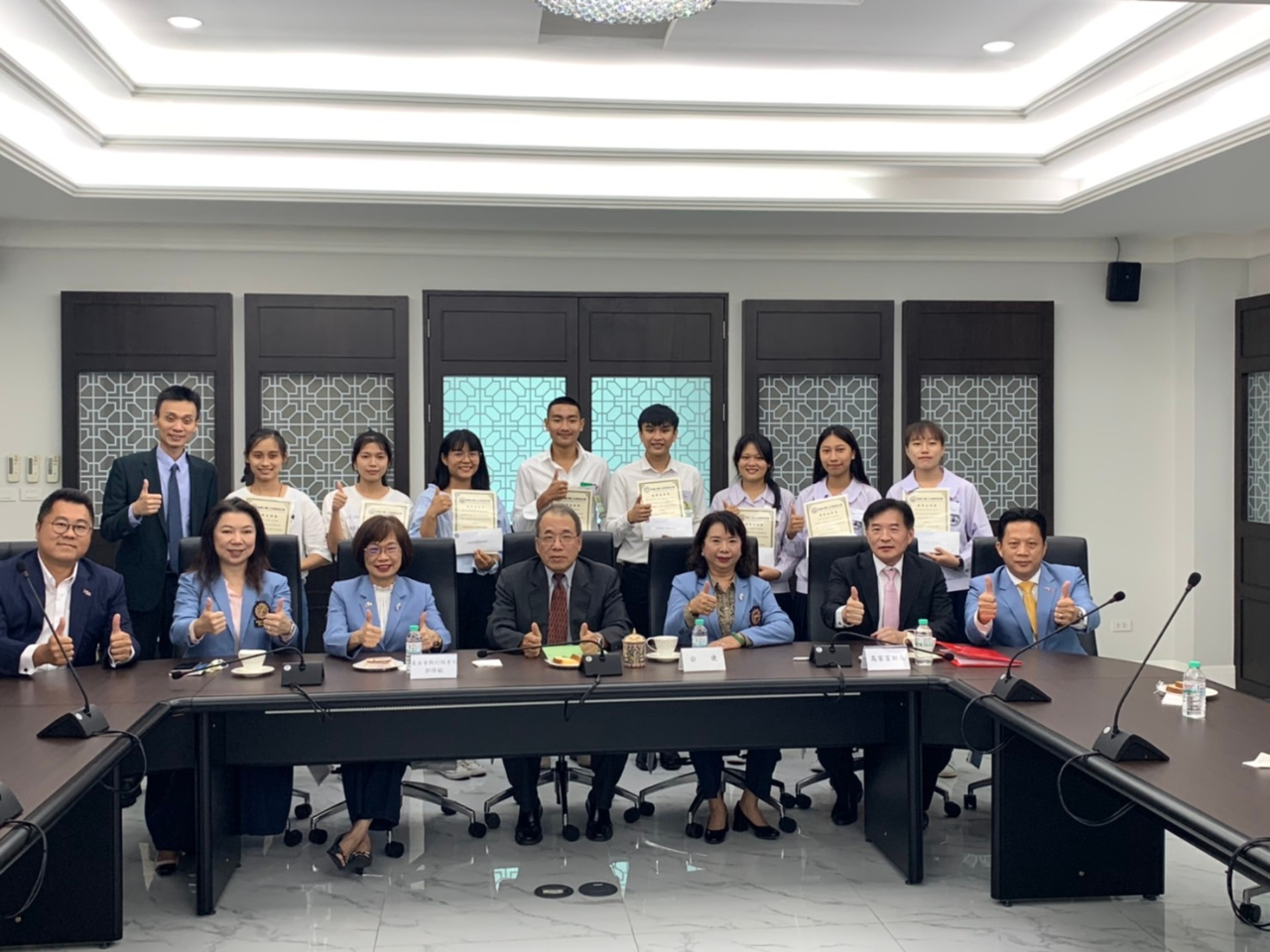 頒發獎學金後合影