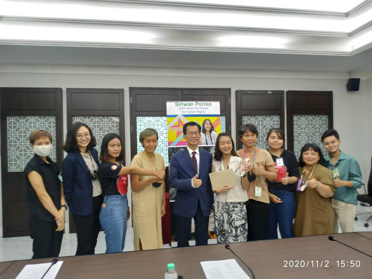 駐泰國代表處李應元代表與獲獎人及與會NGO團體代表合影