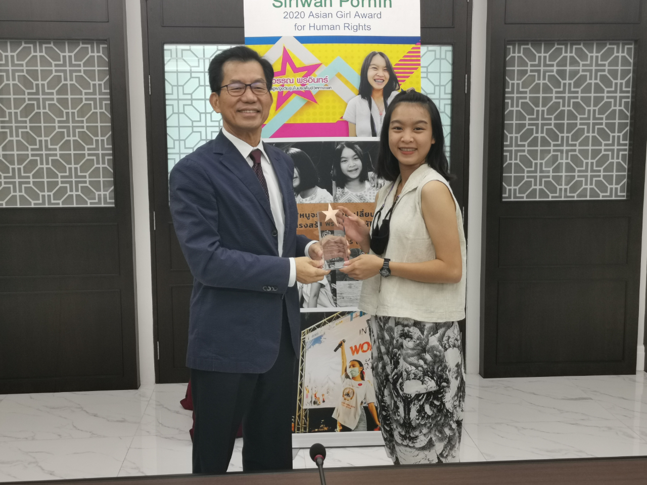 駐泰國代表處李應元大使頒贈亞洲人權獎泰國獲獎人Siriwan Pornin