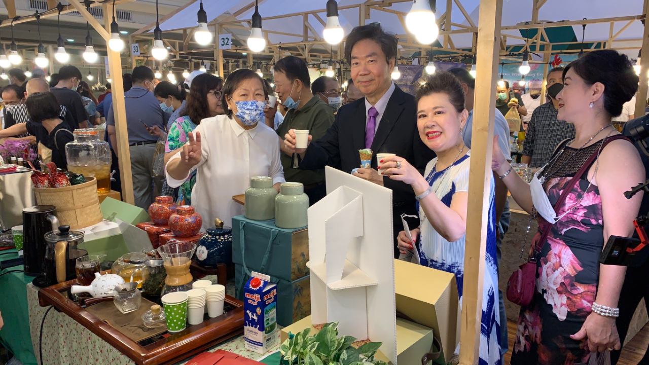 莊碩漢代表與林何佩娟主席參觀活動展攤