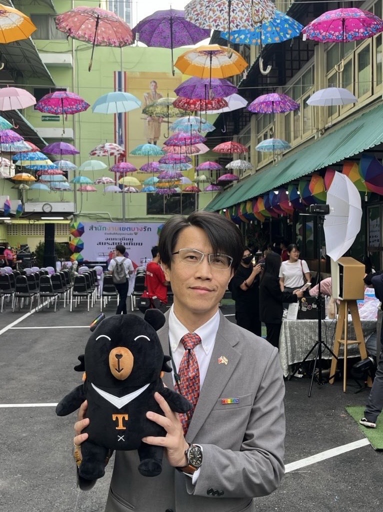 董思齊公使於泰國同婚合法上路當日（2025年1月23日），上午8點即抵達曼谷Bang Rak區戶政機關，見證泰國首日開放同婚登記實況，並與台灣觀光宣傳喔熊合影，表達來自台灣的祝福。