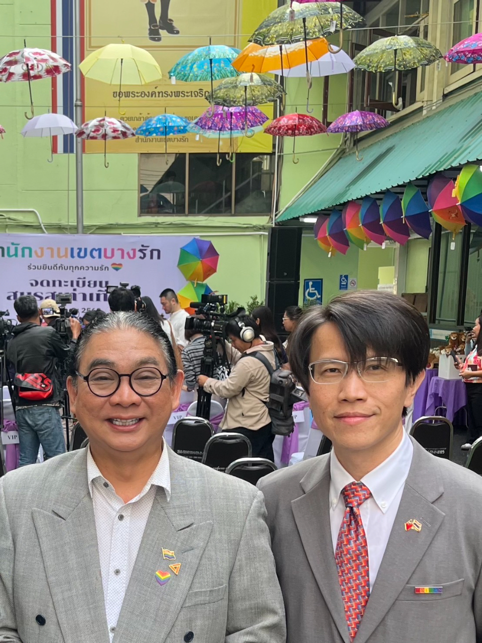 董思齊公使與泰國同婚法案推手、人民黨國會議員Tunyawaj Kamolwongwat交流合影。