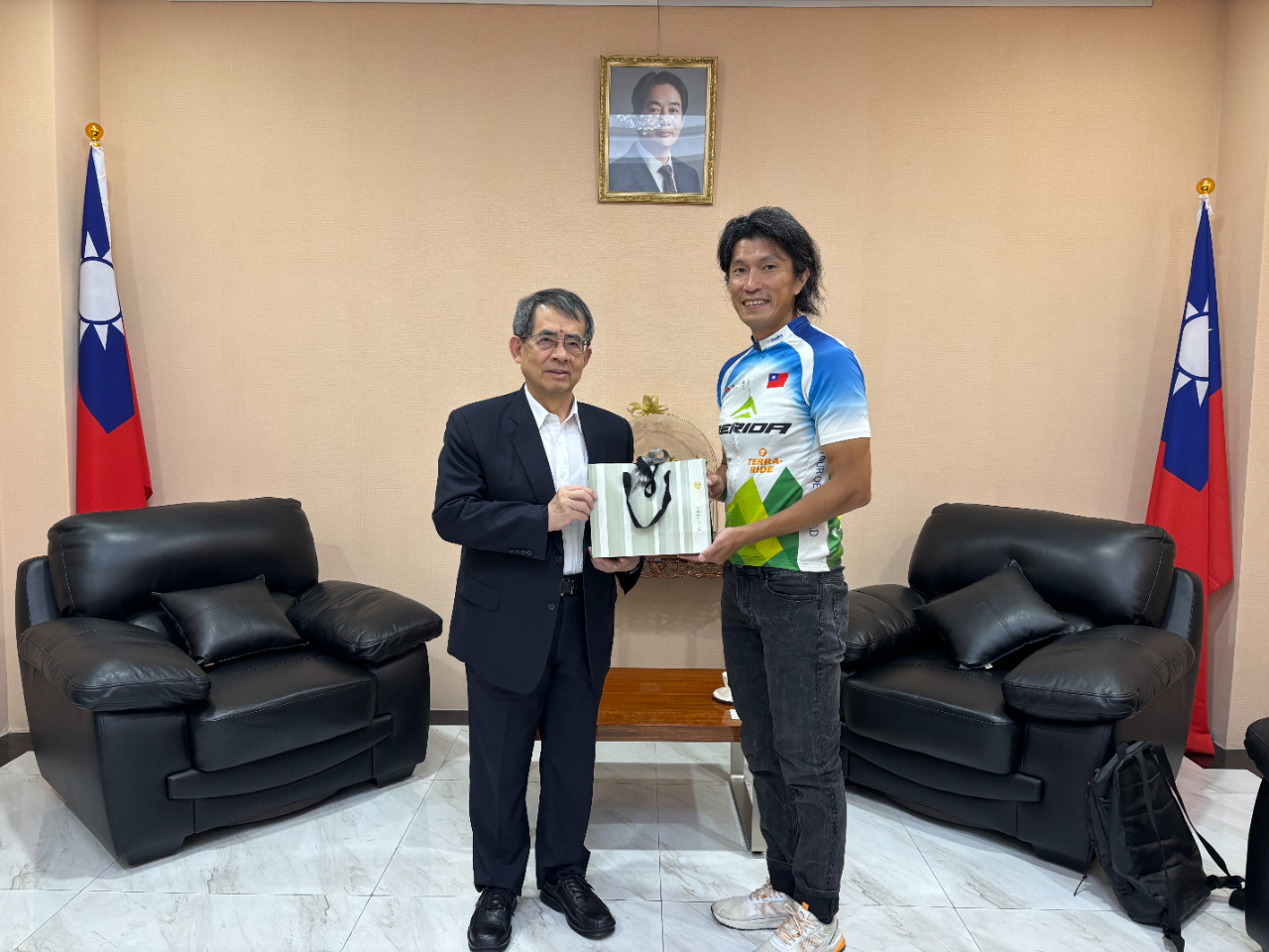 相關紀錄：台灣單車環球騎士陳峻永挺進亞洲，台灣駐泰國代表處張俊福大使加油打氣  https://www.taiwanembassy.org/th/post/21814.html