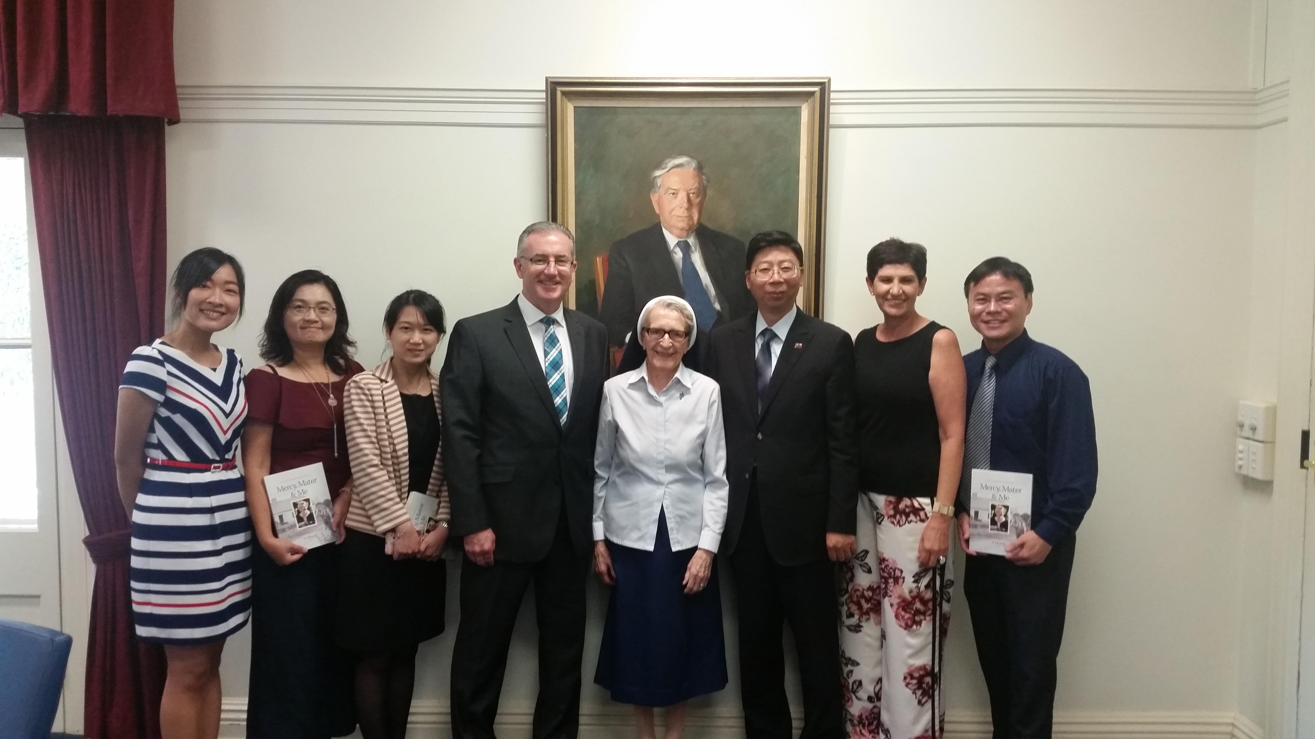 會後合影。(右三: 賴處長、右四:安琪拉修女(Sister Angela Mary AO)、右二: Ms Lesley Ray (Executive Director, Fundraising - Mater Foundation)、左四: Mr Nigel Harris (Chief Executive Office - Mater Foundation)、左二: 董幼文主任、左一: 胡家甄秘書、右一: 長榮航空劉承憲副理、左三: 長榮航空陳宜旻業務代表)