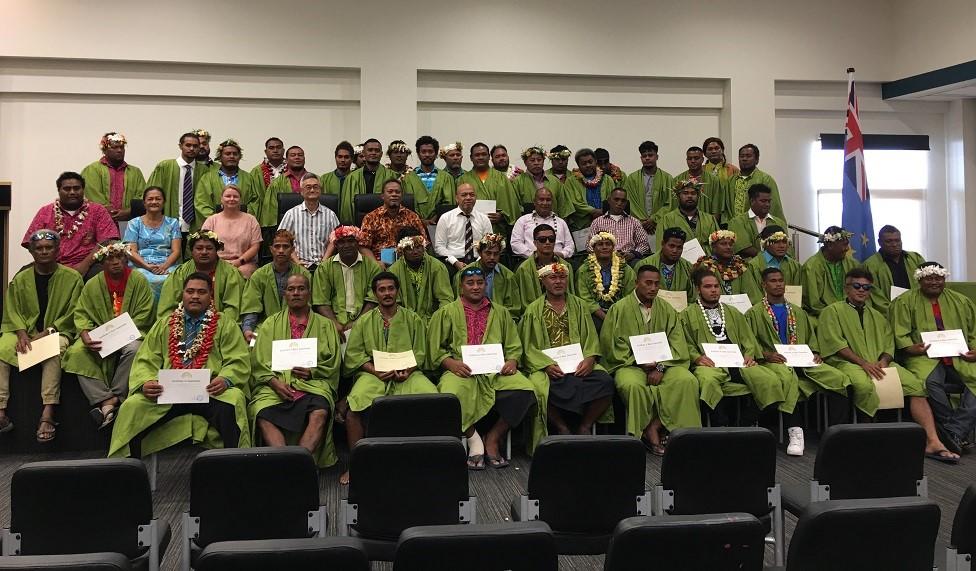 蘇大使、「公共工程、基礎建設及環境部」部長田互魯(Ampelosa Tehulu)與「吐瓦魯環礁科技訓練學院」首屆畢業生合影。