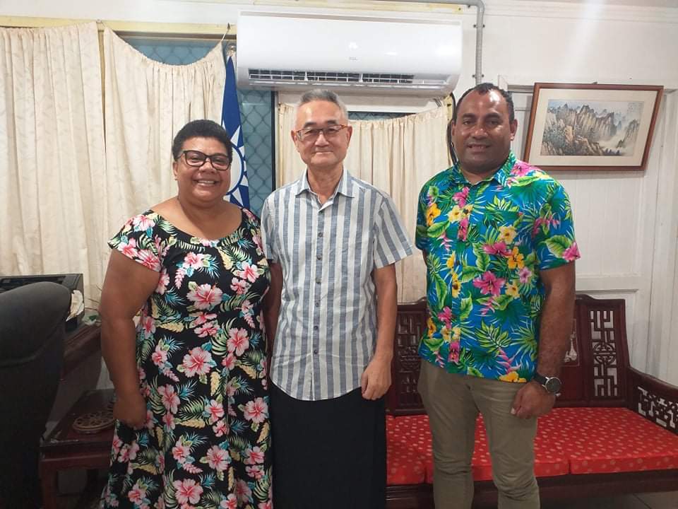 蘇大使與南太平洋大學吐瓦魯校區主任Dr. Rosiana Lagi女士（左）合影。(1100318攝）