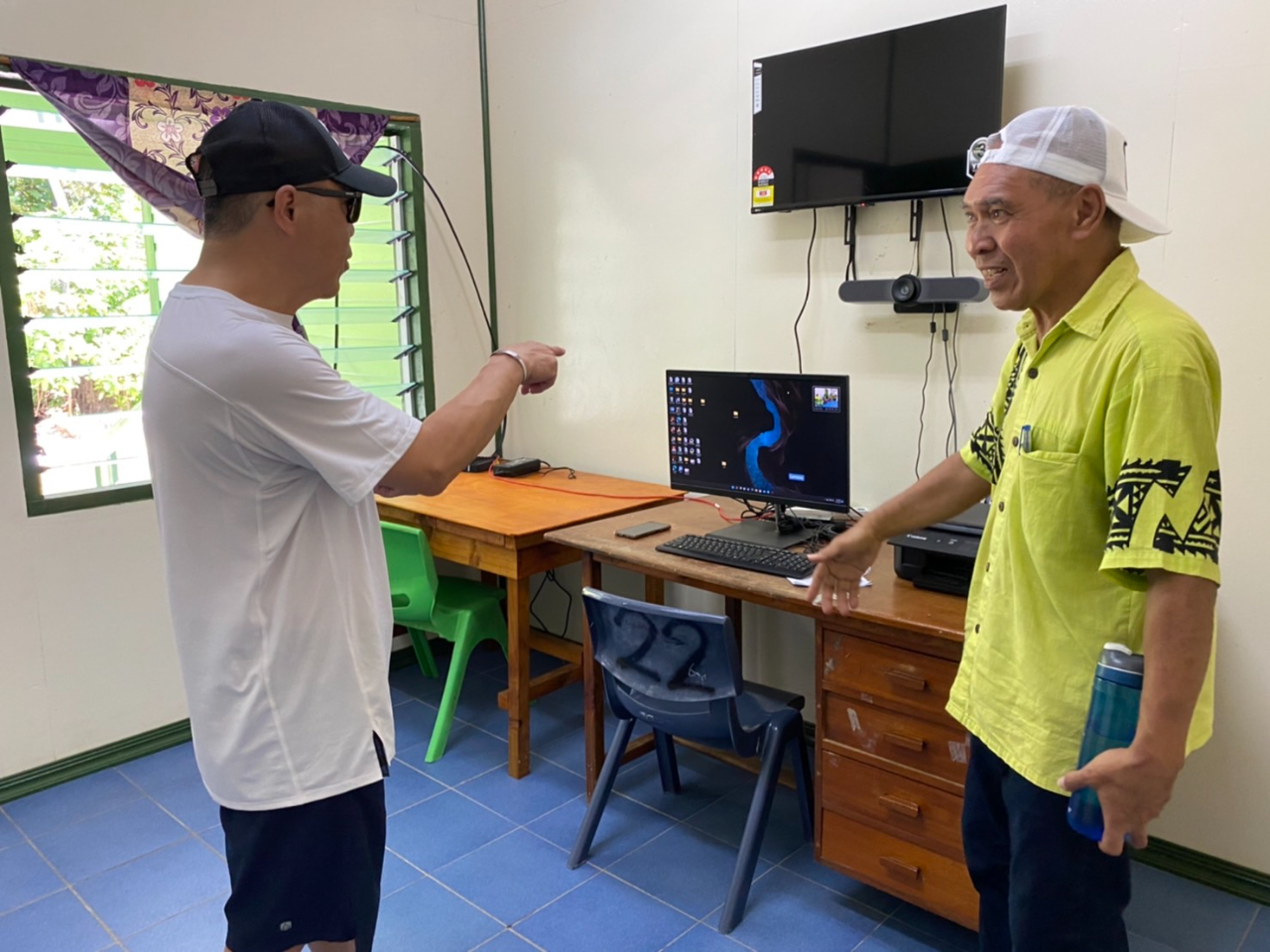 林大使與副總理在Nanumanga參觀台灣在當地診所協助建置的醫療資訊系統[20220113 Nanumanga]