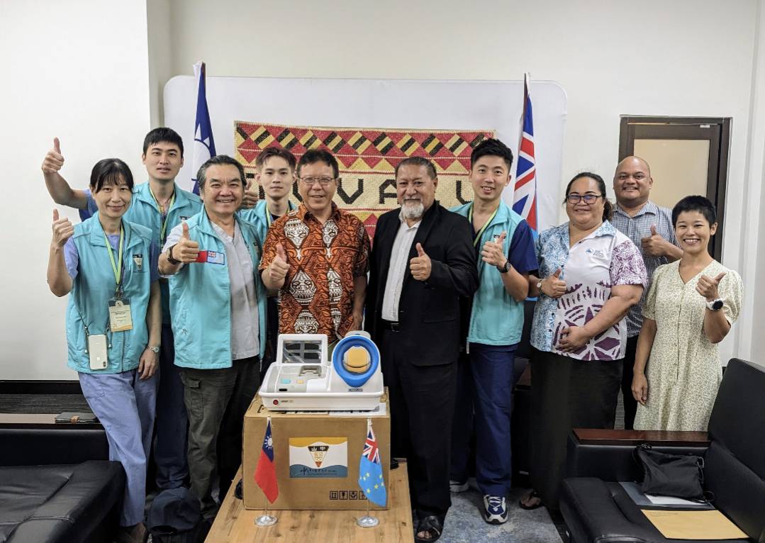 112年9月6日，中山醫學大學附設醫院捐贈吐瓦魯隧道式血壓機、額溫槍及醫療用品乙批