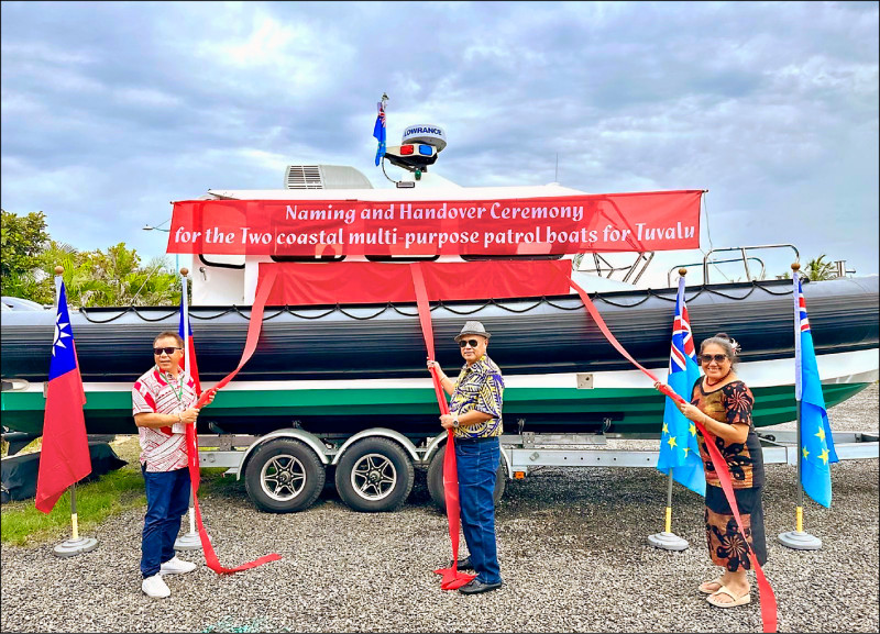 吐瓦魯國戴斐立（Feleti Teo）總理伉儷率慶賀團訪台出席我國第十六任總統、副總統就職大典，並於5月21日南下屏東出席我國援贈吐國2艘多功能巡防艇的命名及移交儀式。我國駐吐國林東亨大使代表政府移交2艘巡防艇予戴斐立總理，慶賀團團員在場觀禮見證。