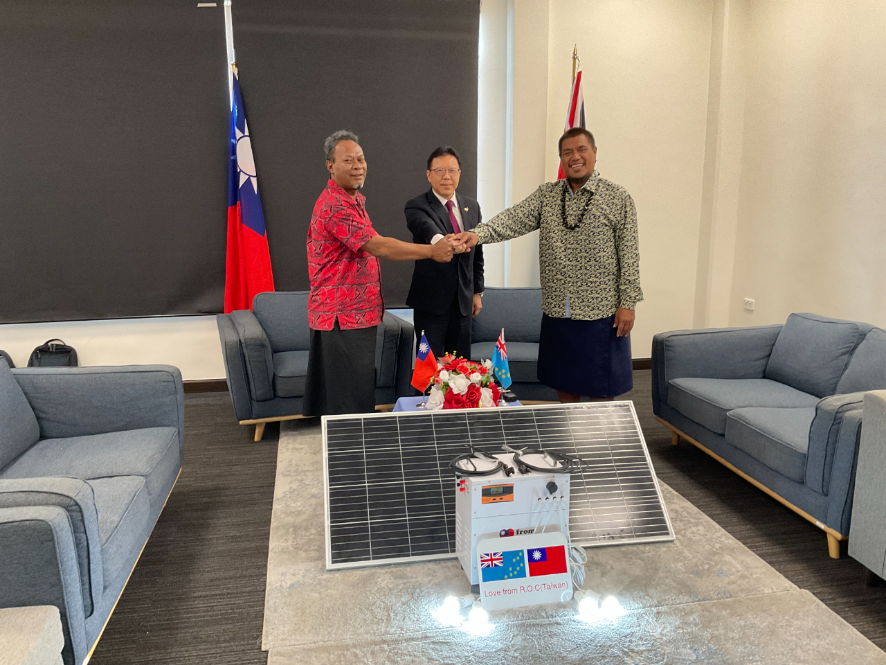 Donation of 220 solar home system units and 15 solar LED street lamps to the Government of Tuvalu at Rt. Hon. Sir. Tomasi Puapua Convention Center on November 11th, 2021.
Acting Prime Minister Hon. Ampelosa Tehulu, Minister for Transport, Energy and Tourism Hon.Nielu Meisake and related officials joined the ceremony.
