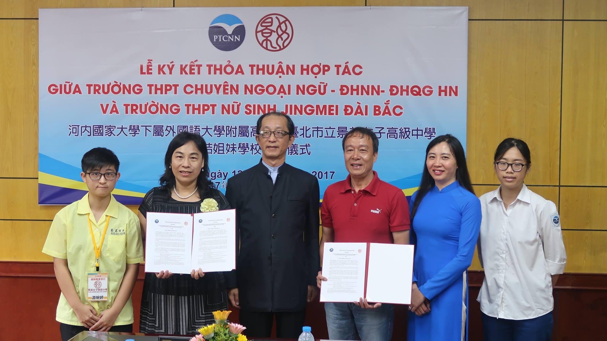  (left 2:  Huang,Yun-Jin, the president of Jing Mei Girls Senior High School, left 3: Lee Ming, director of education division of Taipei Economic and Cultural Office in Vietnam, right 3: Nguyễn Thành Văn, the president of FLSS, right 2: Lại Thị Phương Thảo,  the vice president of FLSS)