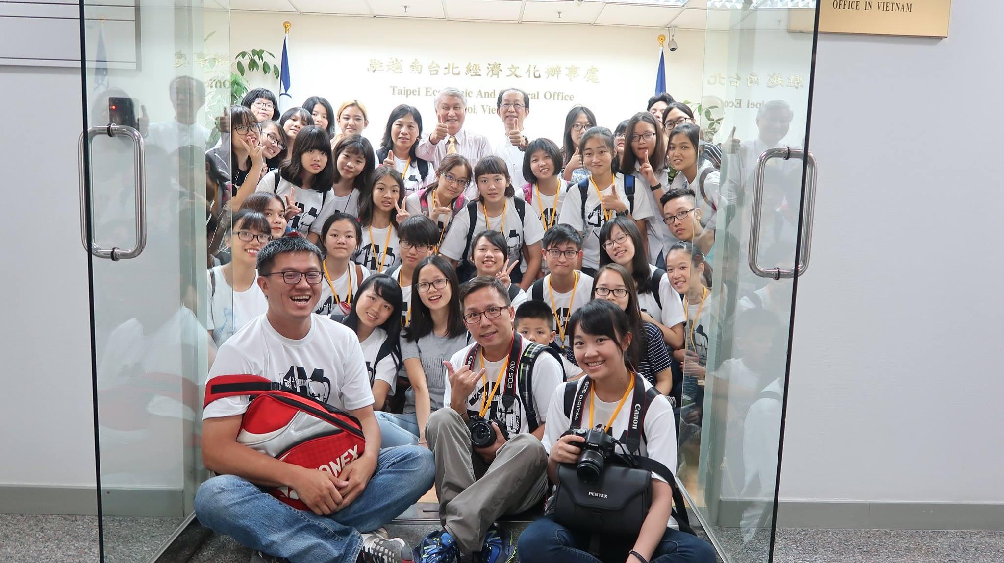  (left 5 at the back row: Huang,Yun-Jin, the president of Jing Mei Girls Senior High School, left 6 at the back row: Richard R.C. Shih, Representative of the TECO in Vietnam, left 7 at the back row: Lee Ming, Director of education division of TECO in Vietnam.)

