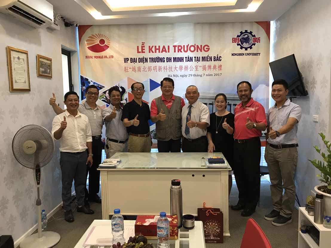  (left 2 at the back row: Hsin-Te Liao, director of international cooperation of MUST; left 3 at the back row: Lee Ming, director of education division of TECO in Vietnam; left 4 at the back row: Chang Zu-Min, the executive board member of MUST.) 