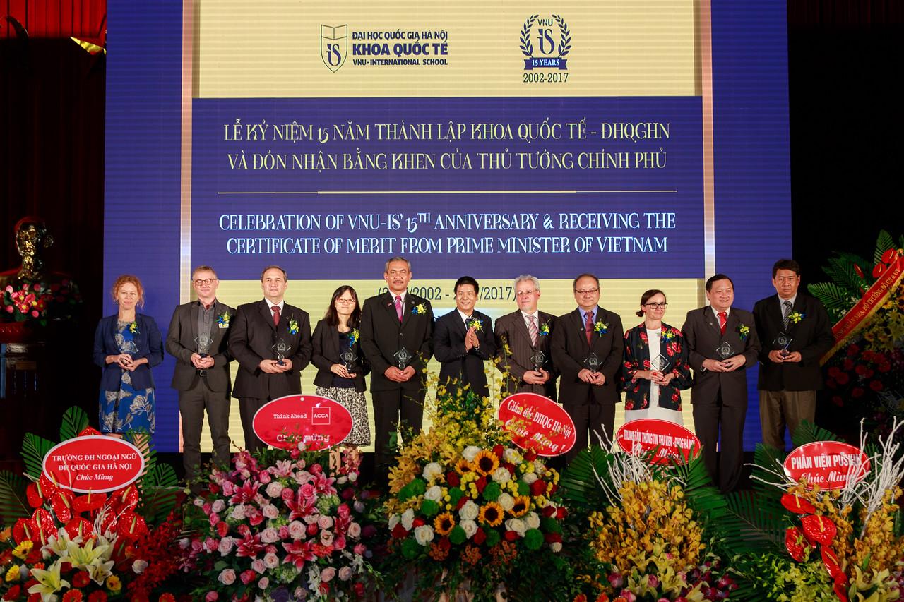 Shu-Ching Chang, third secretary of education division of TECO in Vietnam recevies the ‘special contribution award’ on behalf of TECO in Vietnam from Dr. Le Trung Thanh, dean of IS at the celebration ceremony of Vietnam National University in Hanoi-International School (VNU-IS) 15th anniversary on July 24, 2017 in Hanoi. 